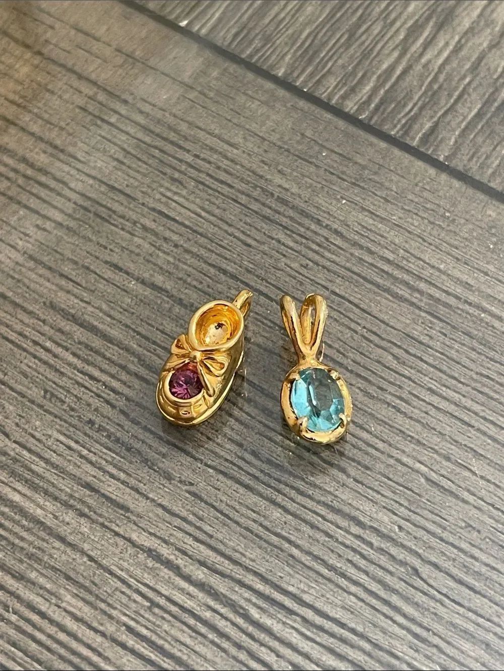 Vintage BabyβShoe Charm Pendant Gold-toned Purple Rhinestone Accent